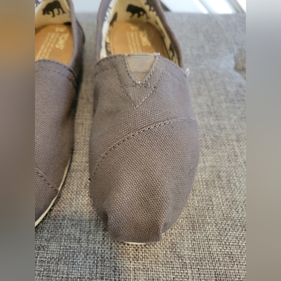 Like New. Women's Size 5 Toms Shoes - Picture 4 of 10